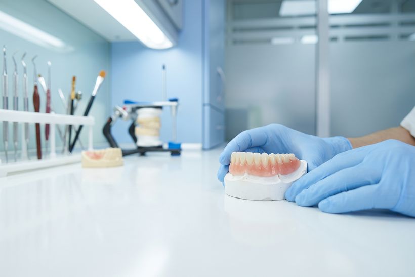 Prótese completa fixa sobre implantes (protocolo) na Odontoclinic Sumaré
