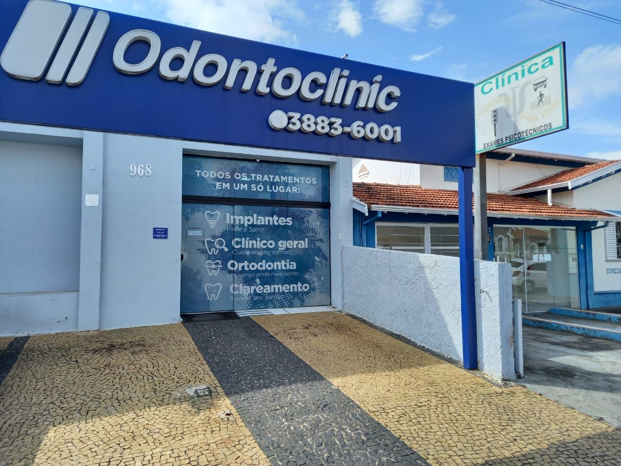 Entrada da Odontoclinic Sumaré, na Rua Dom Barreto, 968 — Centro